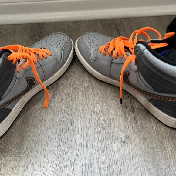 Jordan 1 Retro
93 Wolf Grey Orange - Picture 6 of 7